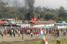 Saat Imam Takbir Pertama Salat Idul Fitri, Massa Serbu dan Bakar Mushola 