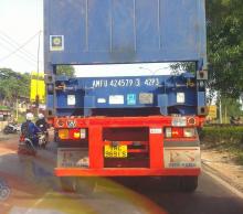 Heboh, Truk Trailer di Batam Bernopol Singapura