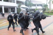 Yonif Raider Khusus Bebaskan "Wali Kota" dari Sanderaan Teroris
