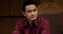 Dapat Izin Keluar Sel dari Hakim, Zumi Zola Hadiri Pemakaman Ayahnya