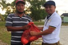 Wakil Ketua II DPRD Lingga Bagikan Ratusan Paket Sembako
