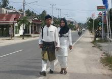 Mesranya Calon Bupati Ini Gandengan dengan Istri, Jalan Kaki ke TPS