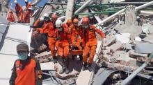 Petugas Lanjutkan Evakuasi Korban Gempa Palu Hari Ini