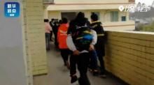 Bikin Haru, Bocah Ini Gendong Teman Sekolahnya Setiap Hari