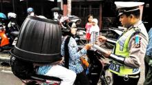 Jangan Sesekali Pakai Helm Ember, Bila Tak Ingin Seperti Oknum PNS Ini 