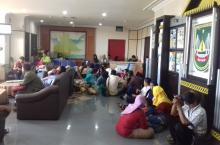 Anaknya Gagal Masuk SMAN 5, Puluhan Orangtua Murid Geruduk Kantor Walikota Batam