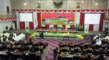 Kursi Kosong dan Jadwal Molor Warnai Pelantikan Pimpinan DPRD Kepri