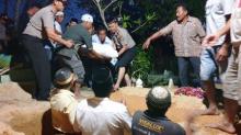 Isak Tangis Warnai Pemakaman Korban Tewas Kebakaran KMP Sembilang