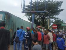 Ngeri, Kontainer Lepas dari Truk Timpa Sepeda Motor di Simpang Fanindo