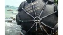 Warga Bintan Temukan Bola Hitam Misterius di Tepi Pantai