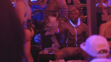 Petinju Floyd Hambur-hamburkan Uang di Klub Striptis