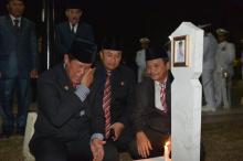 Ketika Air Mata Isdianto Tumpah di Makam HM Sani