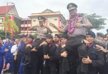 Suasana Haru saat Lepas Irjen Sam Budigusdian dan Istri