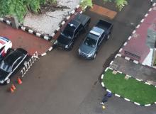 Serangan ke Mabes Polri, Seorang Perempuan Tergeletak Usai Ditembak Polisi