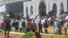 Massa FPI Tanjungpinang Demo di Depan Kajati Kepri
