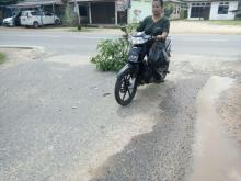 Lobang Drainase di Kawal Bintan Ancam Pengendara