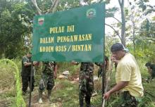 Tepis Isu Pulau Ajab Dijual, TNI AD Pasang Plang dan Bendera Merah Putih