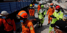 Tak Kenal Lelah Cari Korban Gempa, Aksi Heroik Tim SAR Bikin Haru