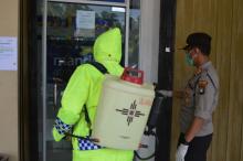 Antisipasi Covid-19, Polres Natuna Desinfeksi ATM di Kota Ranai