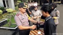 Video Irfan-Rofik Dapat Penghargaan Lawan Begal dari Kapolres Bekasi