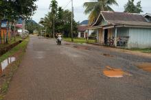 Jalan di Pusat Kota Daik Lingga Berlubang Bahayakan Pengendara