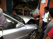 Bawa Mobil, Pelajar Tabrak Dua Orang Warga dan Lima Pengemudi Sepeda Motor