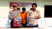 Tak Sadar Terekam CCTv, Pemuda di Karimun Santai Usai Curi Ponsel Milik Caleg