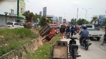 [Jurnalisme Warga] Kecelakaan, Dua Mobil Terperosok ke Parit 