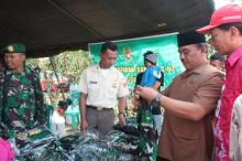 Anggota DPRD Kabupaten Semarang Belanja Atribut TNI
