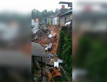 Longsor, 8 Rumah di Perumahan Cendrawasih Tanjungpinang Roboh