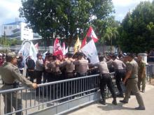 Saling Dorong, Polisi Adang Unjuk Rasa Mahasiswa di Depan DPRD Batam