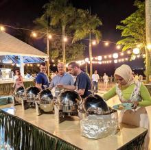 Harris Resort Waterfront Batam Adakan Pesta Dinner Bertema Beach Party