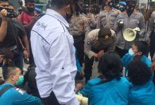 Aksi Unjuk Rasa di Kejari Tanjungpinang Tak Berizin, Polisi Angkut Mahasiswa ke Polres