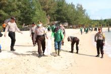 Polres Lingga Serbu Pantai Sergang di Singkep