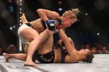 Si Cantik Ronda Rousey Dikalahkan Holm