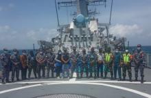 KRI Usman Harun Bagi-bagi Sembako ke Masyarakat Subi Natuna