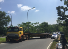 Trailer Melintang, Jalur Sekupang - Sei Ladi Macet 