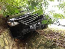 Mobil Toyota Innova Terperosok di Depan Polresta, Sopir: Saya Ngantuk Habis Begadang