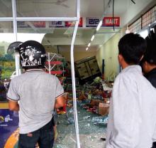 Mobil Boks Seruduk Minimarket 212 Mart di Kijang