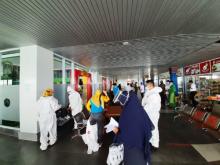 Nakes Berbaju Hazmat Sambut Demonstran di Tanjungpinang
