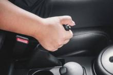 Jangan Biasakan Pakai Rem Tangan Saat Berhenti di Lampu Merah