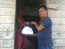 Prihatin Dampak Corona, Jurnalis Lingga Bagi Warga Bantuan Sembako
