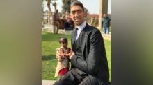 Manusia Tertinggi Hebohkan Penumpang di Bandara Los Angeles