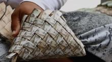 Saking Tak Bernilai, Duit Venezuela Dijadikan Tas Anyaman