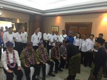 Tiba di Bandara, Lukita cs Disambut Ritual Melayu
