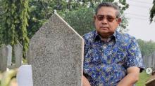 Dua Pekan Ani Yudhoyono Wafat, Viral Foto SBY Duduk Termenung Tatap Nisan