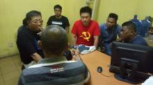 Seorang Pria Hongkong Diamankan Pakai Baju Berlambang Palu Arit
