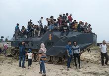 Asiik, Warga Batam Jajal Ketangguhan Tank Tempur Marinir. Ini foto-fotonya 