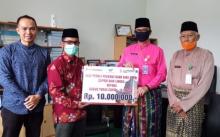Pegawai BRK Capem Daik Lingga Sisihkan Gaji Bantu Warga Terdampak Covid-19