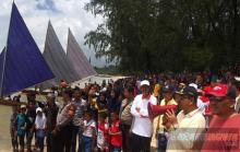 Bupati Aunur Rafiq Buka Lomba Sampan Layar di Pantai Pongkar